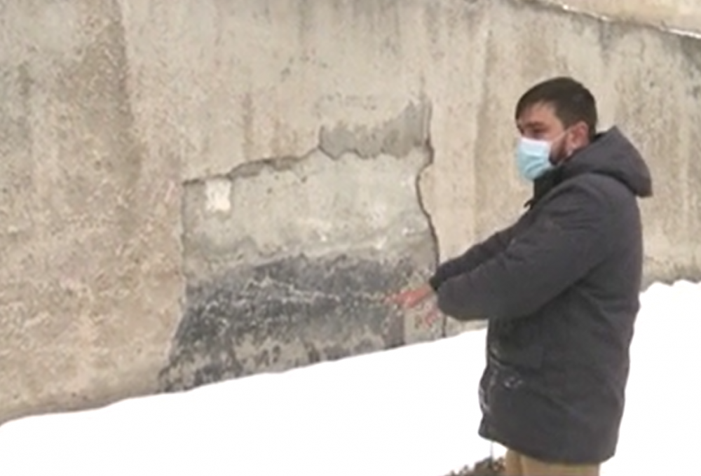 Locatarii unui bloc din orașul Durlești se tem că vor rămâne fără acoperiș deasupra capului